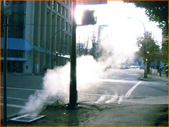 バンクーバーレポートPHOTO-02 湯気の吹き上がるロブソンストリート